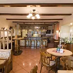 Zum Jaegerkrug Otel 4*