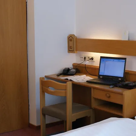 Zum Jaegerkrug Hotel 4*